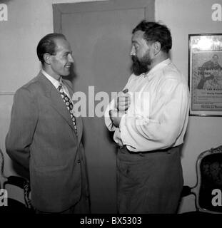 Checoslovaquia 1949, Emil Zatopek, futuro cuatro veces medallista olÃ­mpico de oro se reÃºne con el actor Jan Werich - Foto de stock